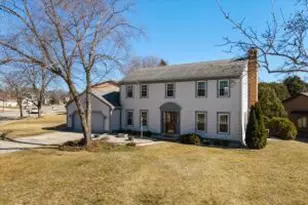 269 W Acorn Dr, Grafton, WI 53024 - Photo 1