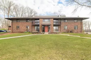 350 Park Hill Dr, Pewaukee, WI 53072 - Photo 1