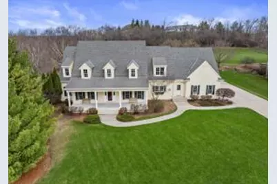 W282N4331  Somerset Ln, Delafield, WI 53072 - Photo 1