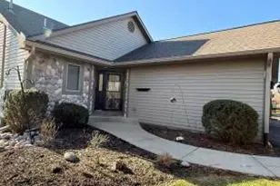 426 Oak Tree Ct, Hartland, WI 53029 - Photo 1