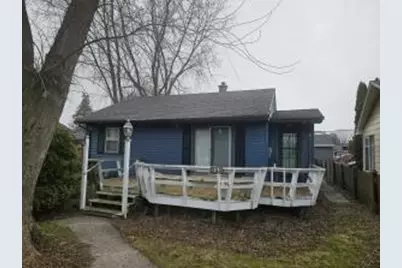 956  Circle Dr, Manitowoc, WI 54220 - Photo 1