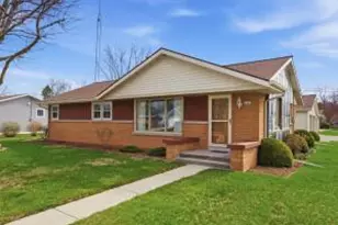 1001 Glenview Dr, Manitowoc, WI 54220 - Photo 1