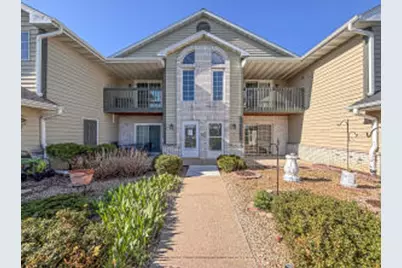 W240N2510 E Parkway Meadow Cir, Pewaukee, WI 53072 - Photo 1