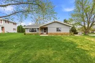 10653 Beacon Hill Ct, Franklin, WI 53132 - Photo 1