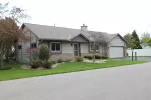 915 Park Cir, Racine, WI 53182 - Photo 1