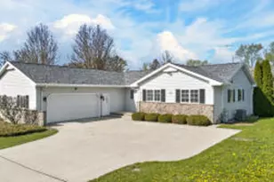914 Hawthorne Dr, Howards Grove, WI 53083 - Photo 1
