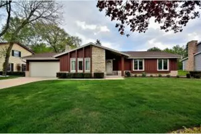 W224N2618  Ridgewood Ln, Pewaukee, WI 53186 - Photo 1