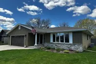 2424 W Mark Dr, Sheboygan, WI 53083 - Photo 1