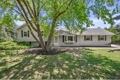620  Prairie View Dr, North Prairie, WI 53153 - Photo 1