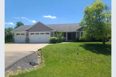 802  Sundial Ln, Neenah, WI 54956 - Photo 1
