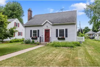 637  23rd St, La Crosse, WI 54601 - Photo 1
