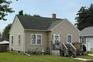 2213 La Follette Ave, Manitowoc, WI 54220 - Photo 1