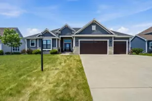 10163 S Woodside Ct, Franklin, WI 53132 - Photo 1
