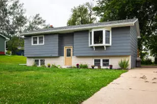 1606 Cliffview Dr, Holmen, WI 54636 - Photo 1
