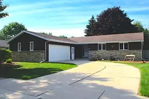 2211 Camelot Blvd, Sheboygan, WI 53081 - Photo 1
