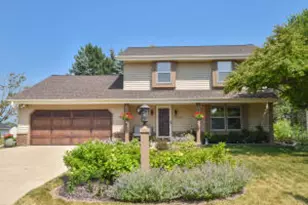 W163N10578 Ridgeview Ln, Germantown, WI 53022 - Photo 1