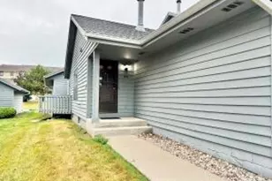 385 Lexington Ct, Pewaukee, WI 53072 - Photo 1