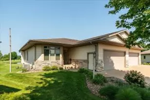 1251 Bentgrass Ct, Onalaska, WI 54650 - Photo 1
