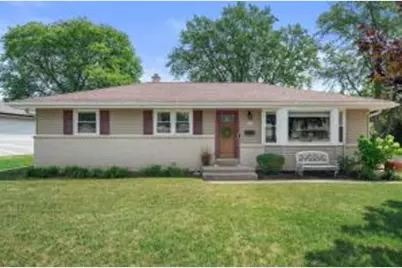 W147N8446  Manchester Dr, Menomonee Falls, WI 53051 - Photo 1