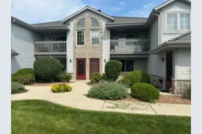 827  Quinlan Dr, Pewaukee, WI 53072 - Photo 1
