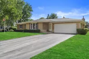 W222N2281 Glenwood Ln, Pewaukee, WI 53186 - Photo 1