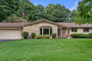 W215N10105 Hickory Dr, Germantown, WI 53017 - Photo 1
