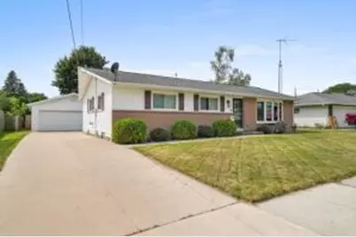 2015  Richmond Ave, Manitowoc, WI 54220 - Photo 1
