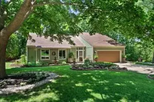 717 Mansfield Cir, Hartland, WI 53029 - Photo 1