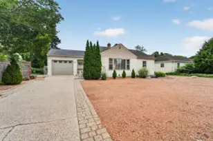 1127 W Colonial Dr, Racine, WI 53405 - Photo 1