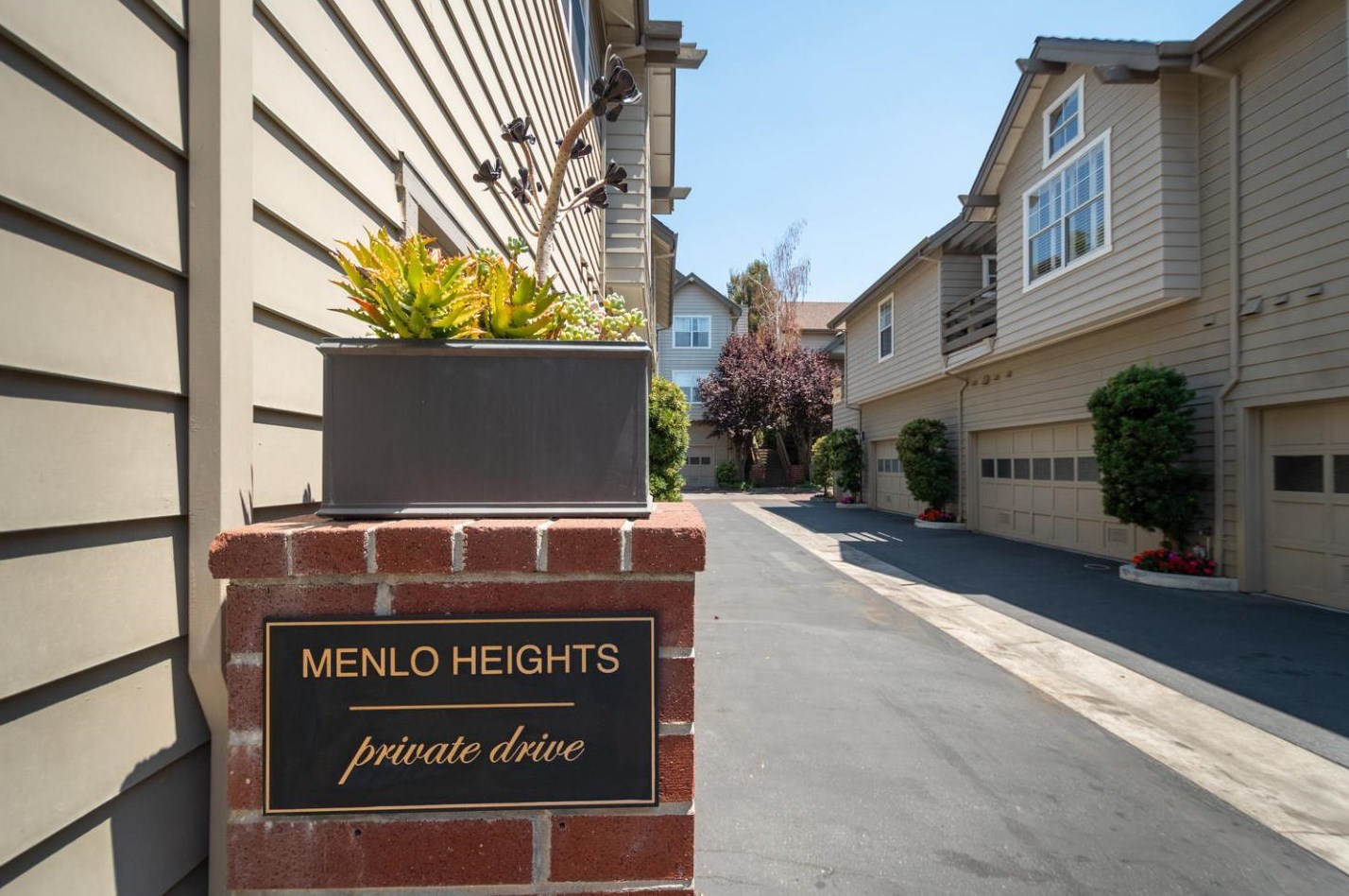 2137 Avy Ave, Menlo Park, CA 94025-6517