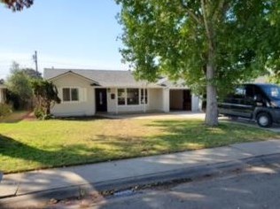 318 Chaparral St, Salinas, CA 93906-3322