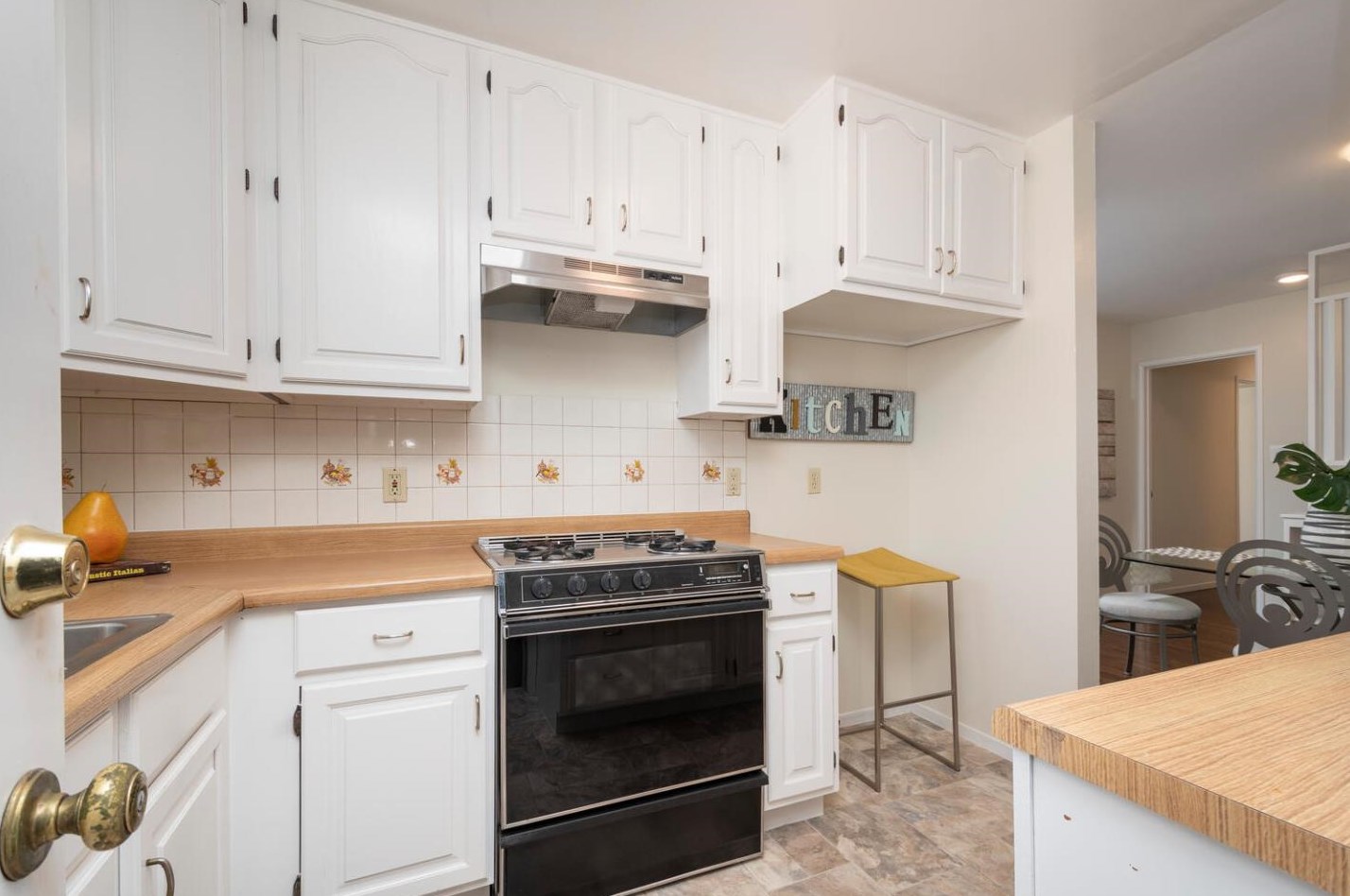 2515 Holland St, San Mateo CA  94403-1639 exterior