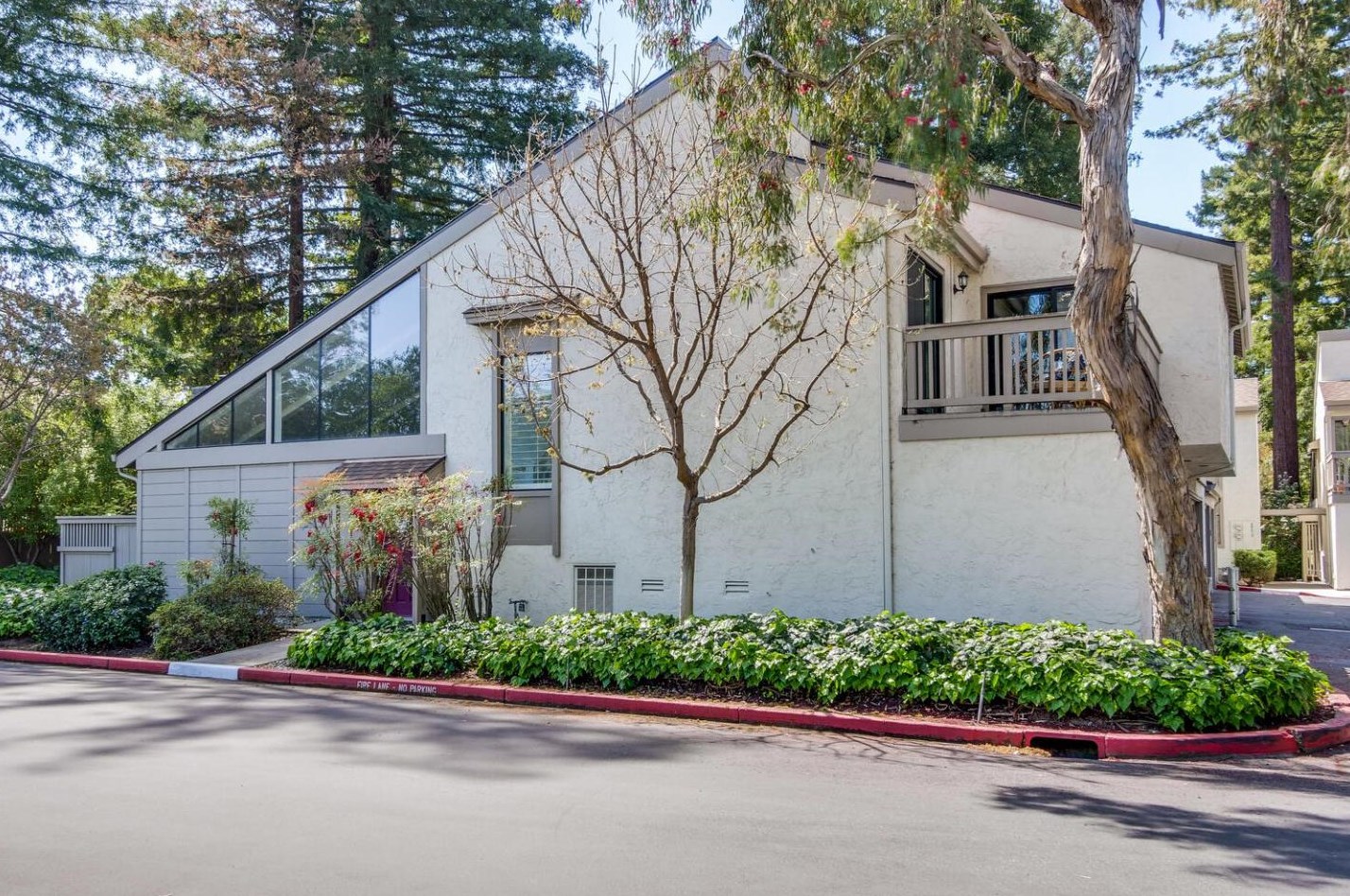 19623 Vineyard Ln, Saratoga, CA 95070
