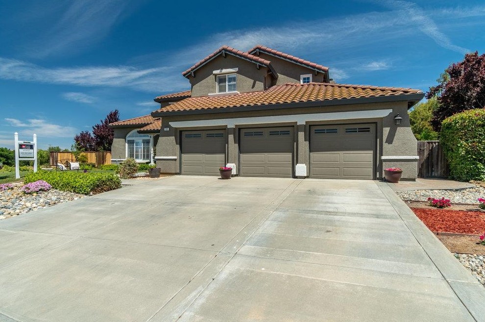 1232 Brook View Ct, Hollister, CA 95023
