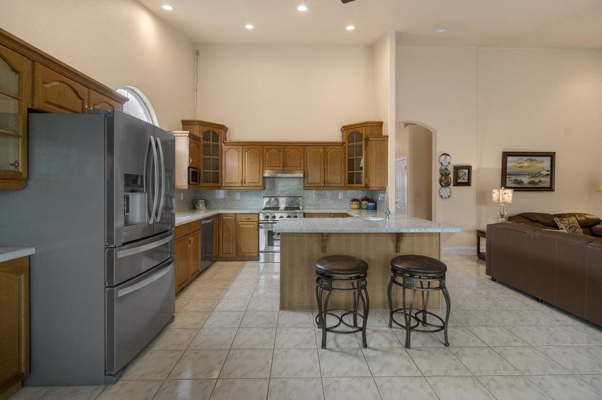 860 Valley Oak Dr, Hollister CA  95023-9155 exterior