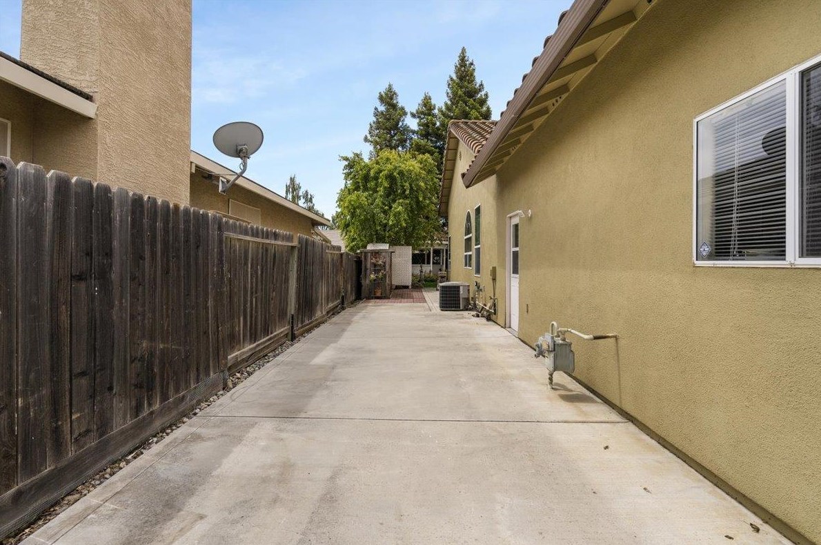 860 Valley Oak Dr, Hollister CA  95023-9155 exterior