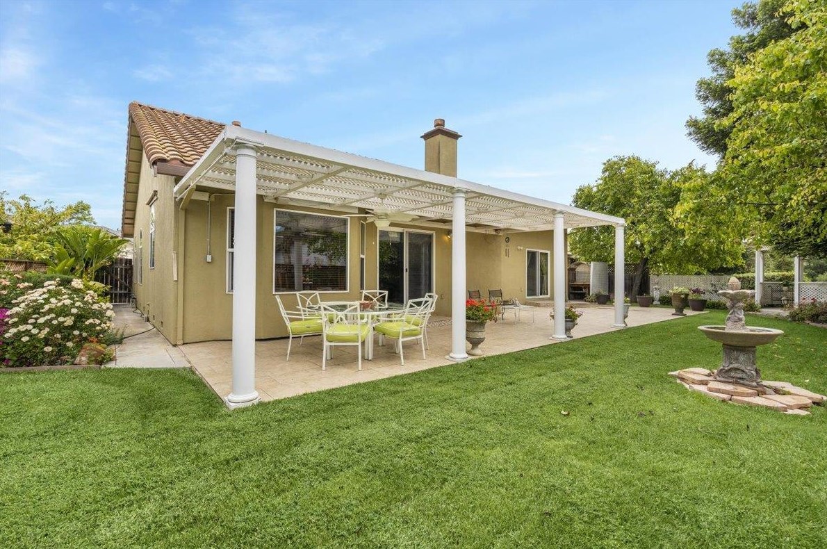 860 Valley Oak Dr, Hollister CA  95023-9155 exterior