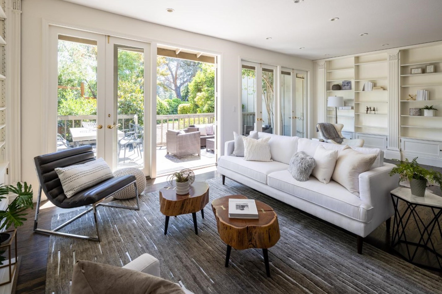 696 Sand Hill Cir, Menlo Park, CA 94025-7109