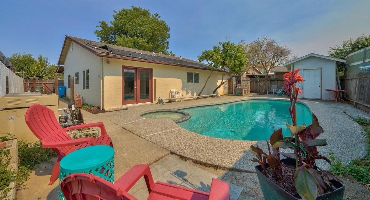 222 Willow Dr, Hollister, CA 95023