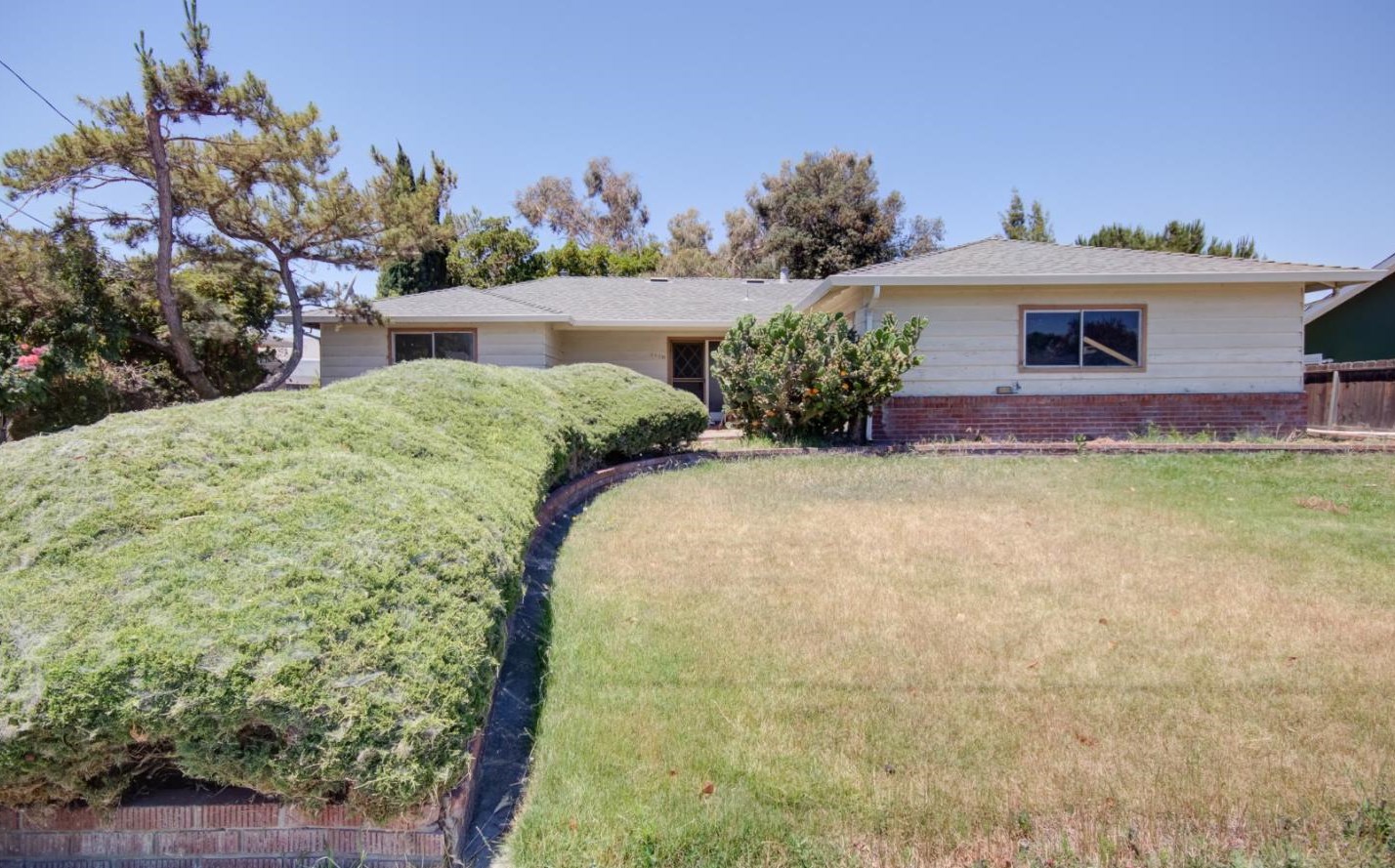 2120 Santa Rosa Dr, Hollister, CA 95023
