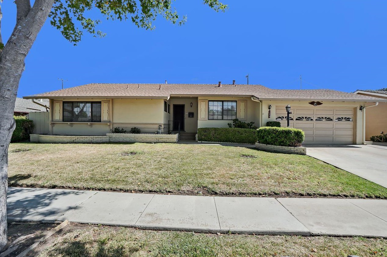 134 Chaucer Dr, Salinas, CA 93901-2107