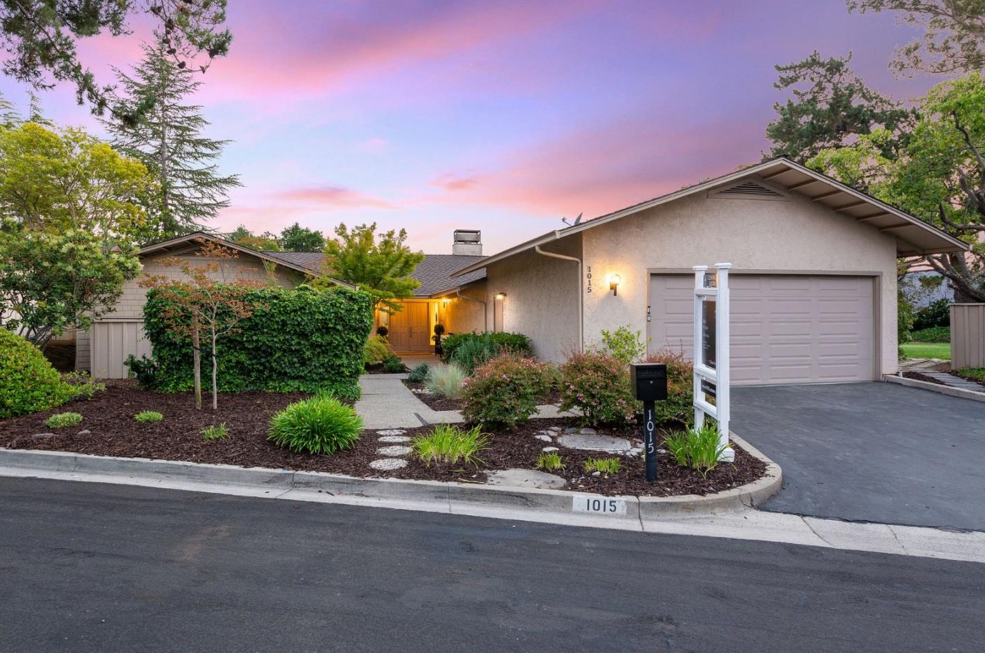 1015 Lassen Dr, Menlo Park, CA 94025-6634