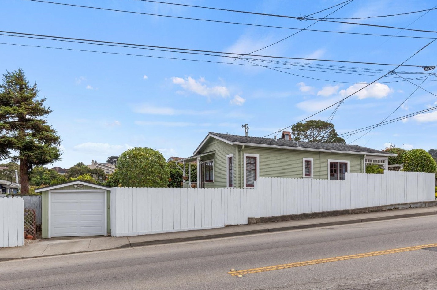 898 Pine St, Monterey CA  93940-1227 exterior