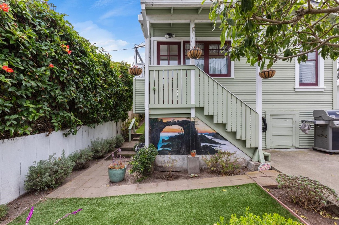 898 Pine St, Monterey CA  93940-1227 exterior