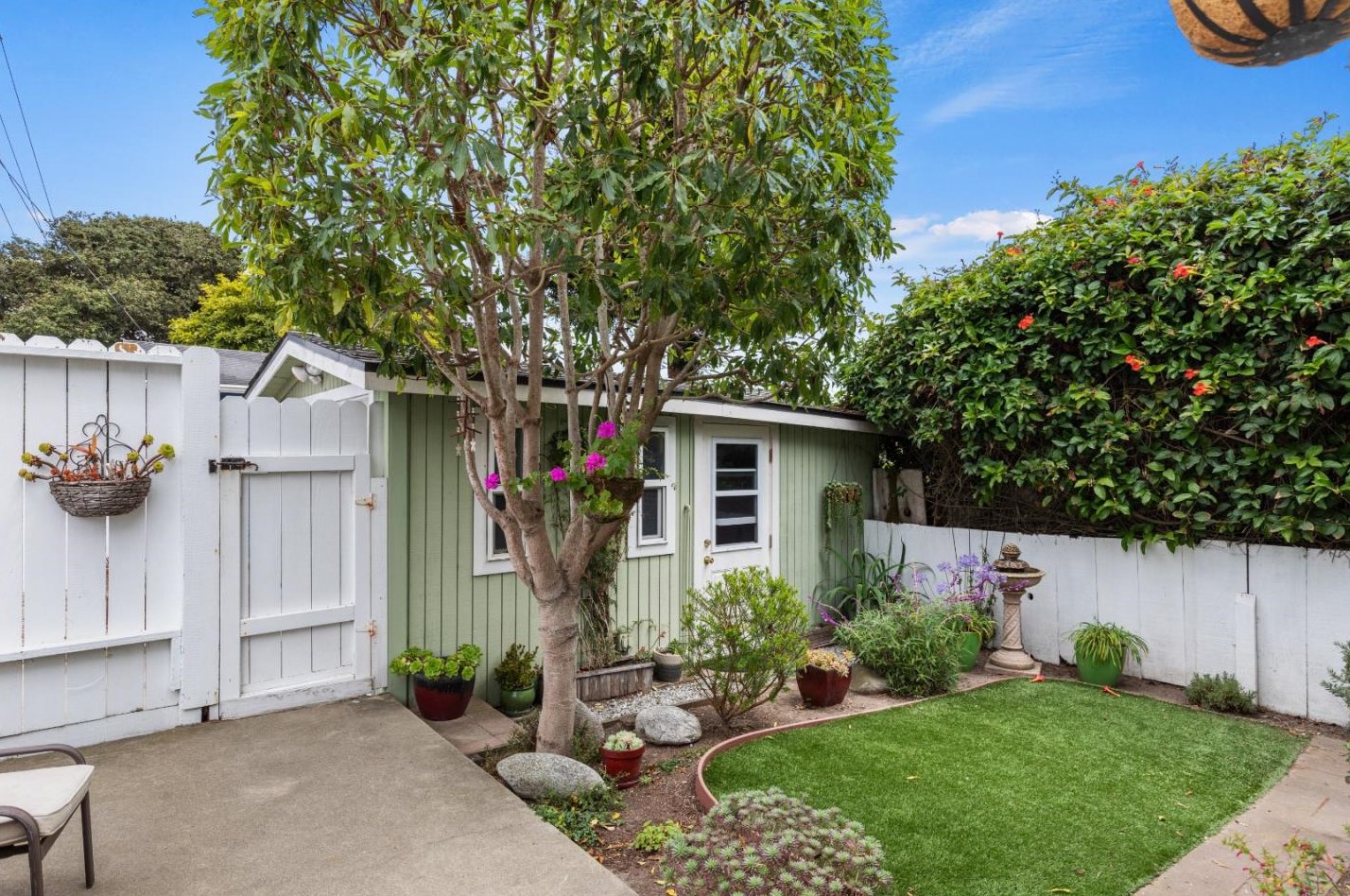 898 Pine St, Monterey CA  93940-1227 exterior