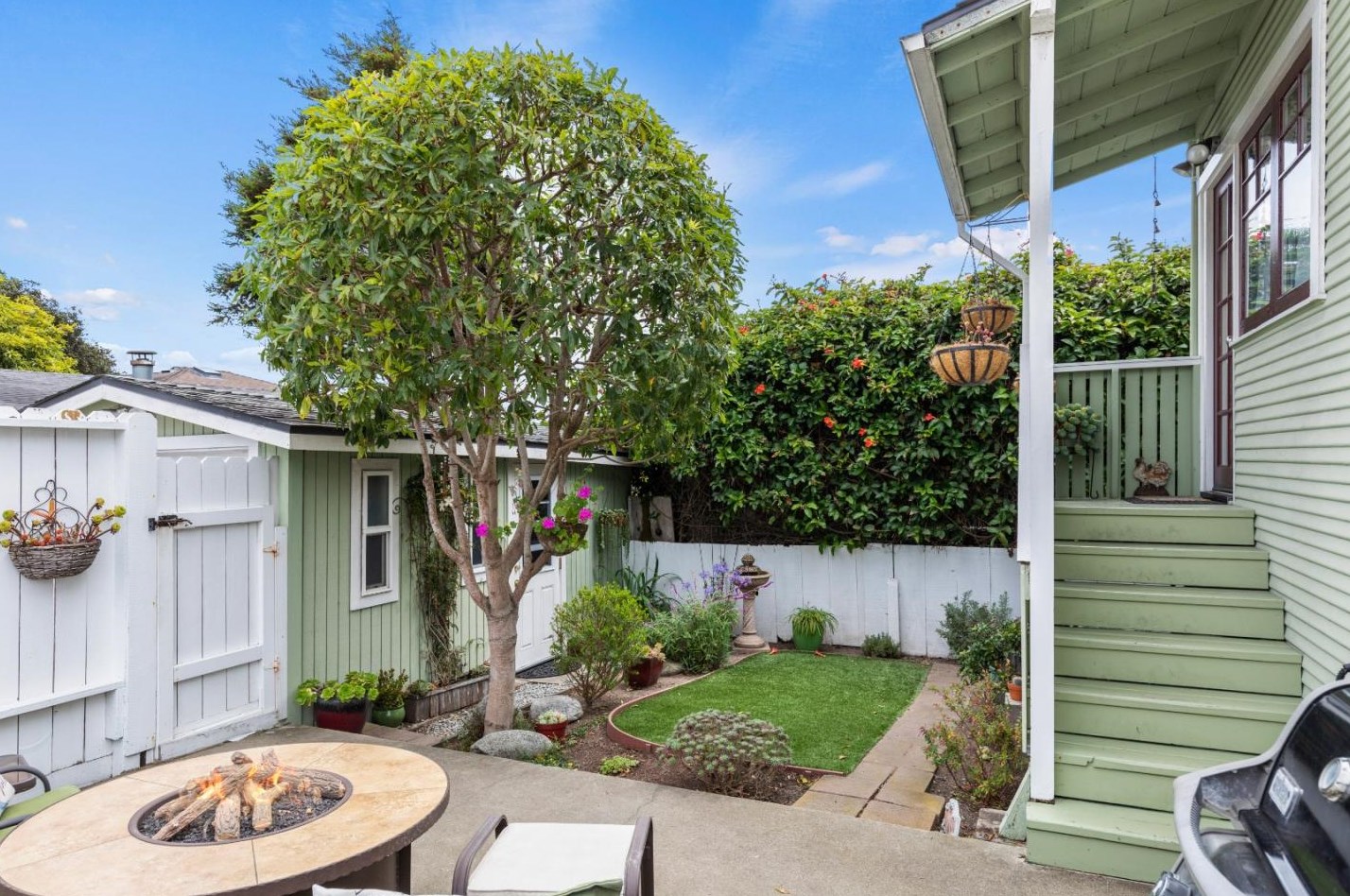 898 Pine St, Monterey CA  93940-1227 exterior