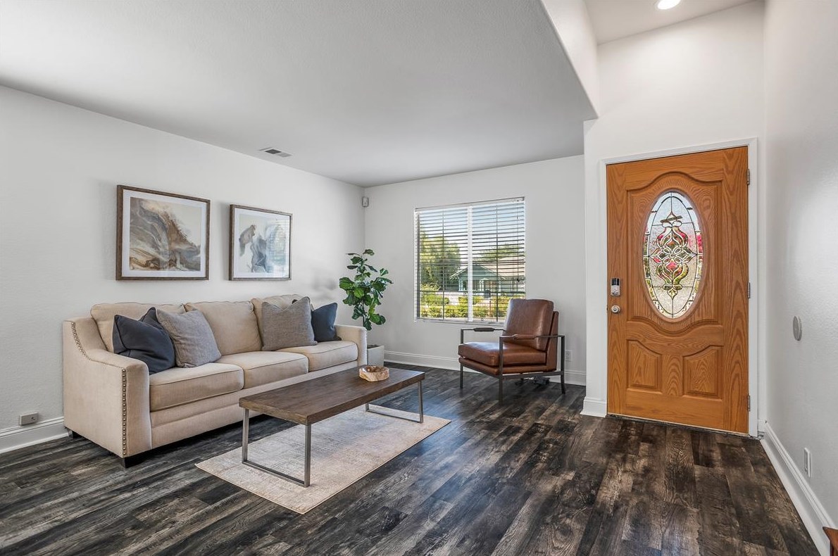 1261 Crestview Dr, Hollister, CA 95023
