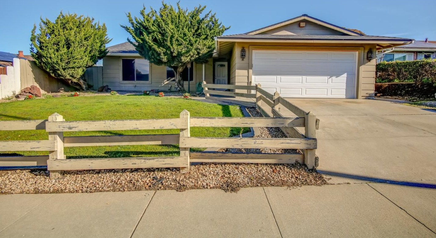18634 Northridge Dr, Salinas, CA 93906-1818