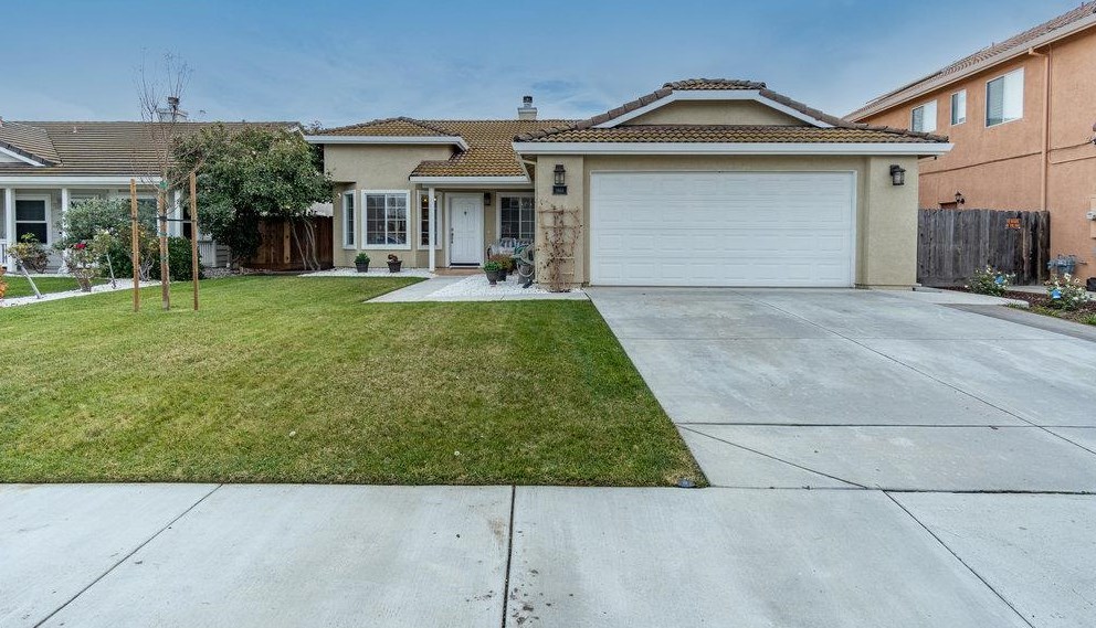 1461 Panorama Dr, Hollister, CA 95023