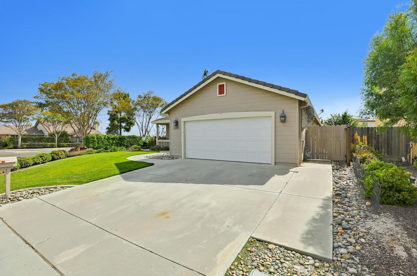 2201 Calistoga Dr, Hollister, CA 95023